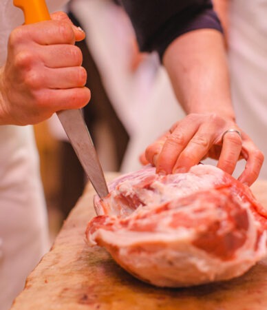 Jambons, épaules de porc, carrés, souris d’agneau…